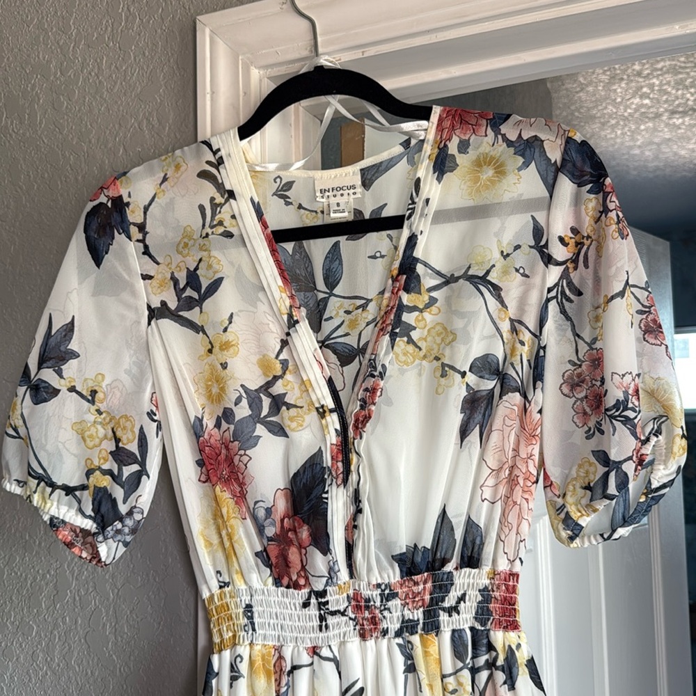 En focus Studio Sheer-top Dress Watercolor Floral on Light Cream background